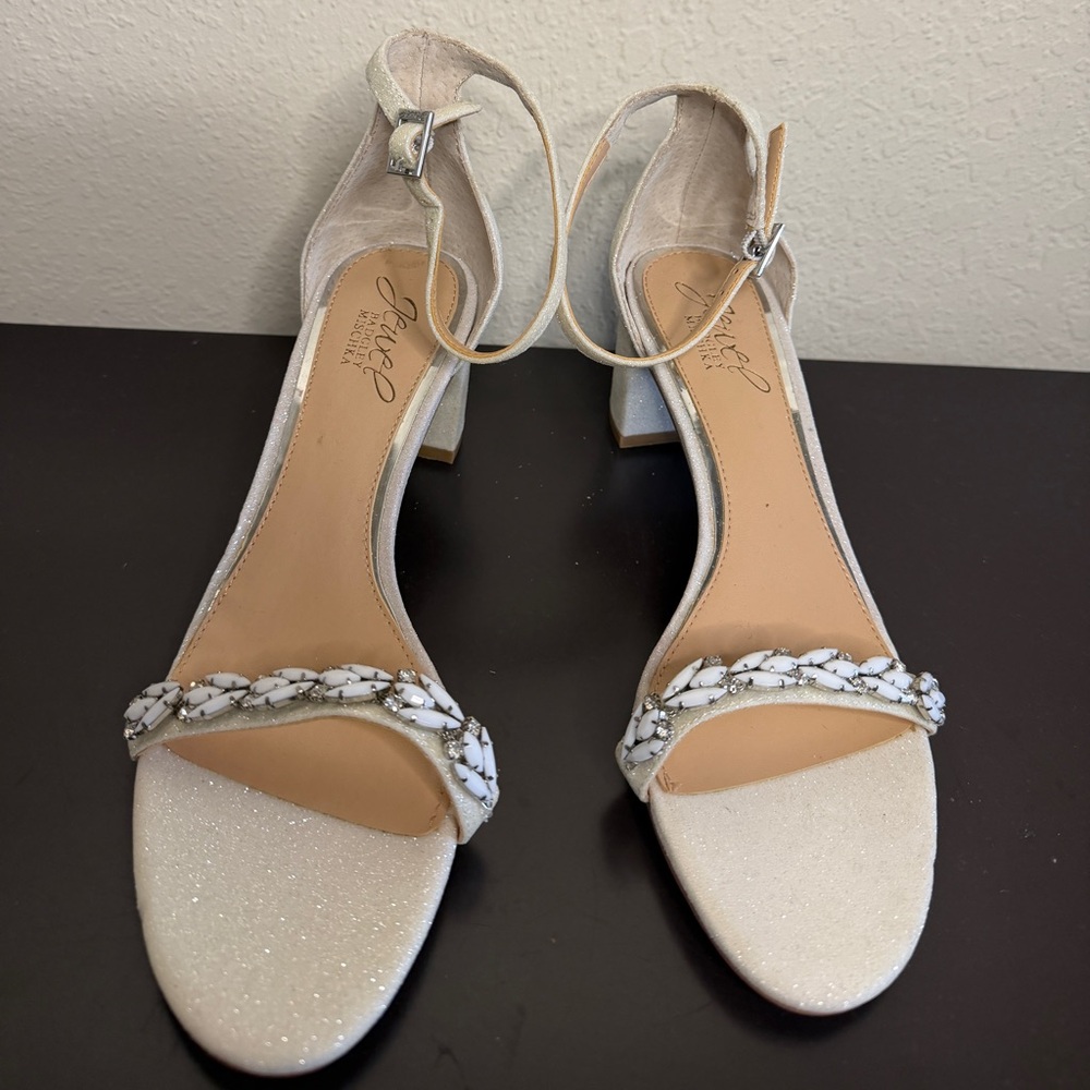 NWOT Jewel Badgley Mischka White Micro Glitter Heels Size 6